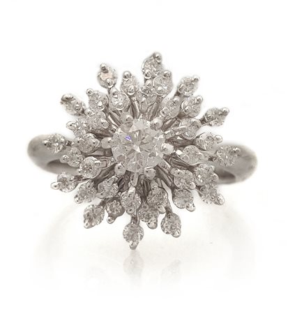 ANELLO ANELLO. In oro bianco 18 kt sommità di gusto floreale centrata da...