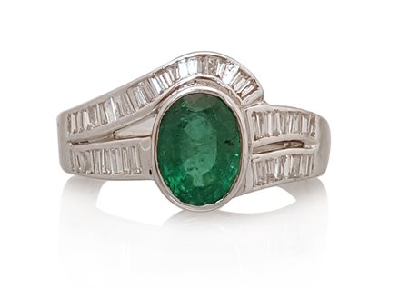ANELLO ANELLO. In oro bianco 18 kt montatura asimmetrica centrata da smeraldo...