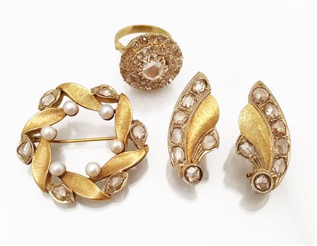 PARURE DEMI PARURE ANNI '60 CA. In oro giallo 18 kt liscio ed inciso, di...