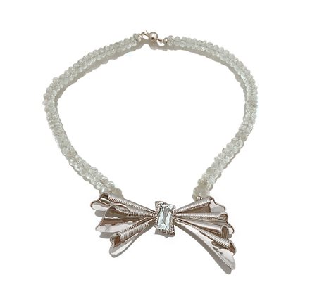 COLLANA COLLANA. In oro bianco 18 kt ad un filo di acquamarine sfaccettate...