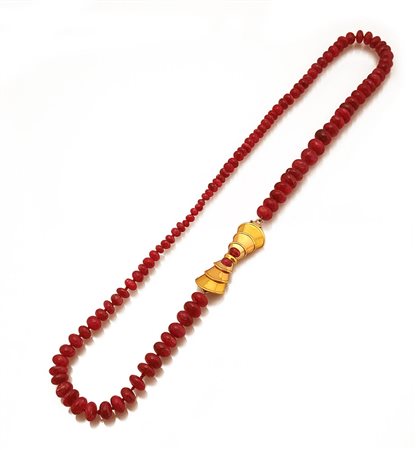 COLLANA COLLANA. Ad un filo di inserti discoidali in radice di rubino con...