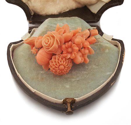 SPILLA SPILLA XIX SECOLO. In oro bassa caratura, a ramoscello con frutti e...