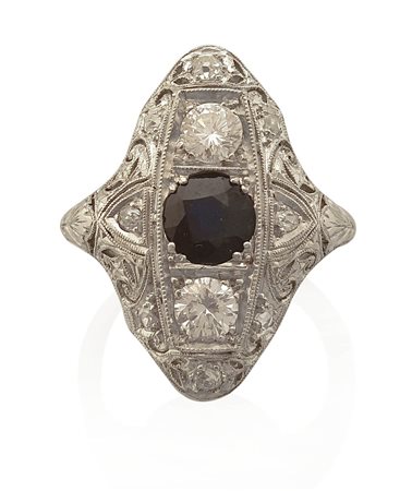 ANELLO ANELLO INIZIO ANNI '20 CA. In platino titolo 900, montatura traforata...