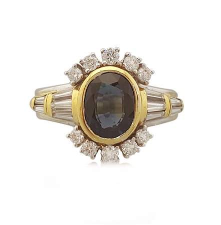 ANELLO ANELLO. In oro bianco e giallo 18 kt con zaffiro taglio ovale di cts....