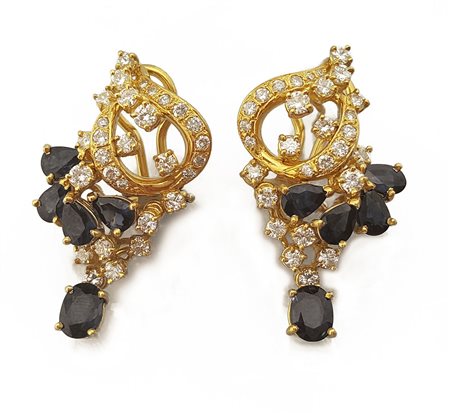 ORECCHINI COPPIA DI ORECCHINI. In oro giallo 18 kt perno e clip, settori...