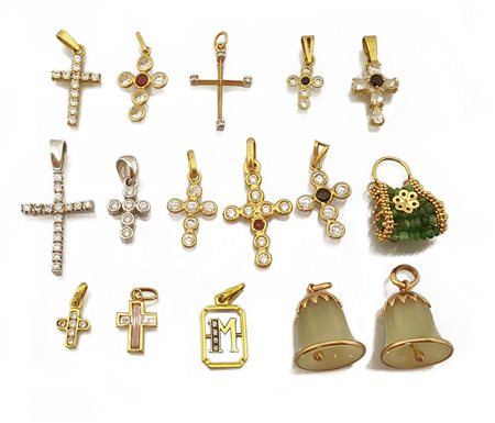 CIONDOLO LOTTO DI SEDICI CIONDOLI. In oro bianco e giallo 18 kt, composto da...