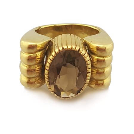 ANELLO ANELLO. In oro giallo 18 kt montatura a fascia costolata trattenente...