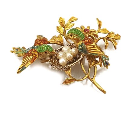 SPILLA SPILLA ANNI '70 CA. In oro giallo e bianco 18 kt raffigurante ramage...