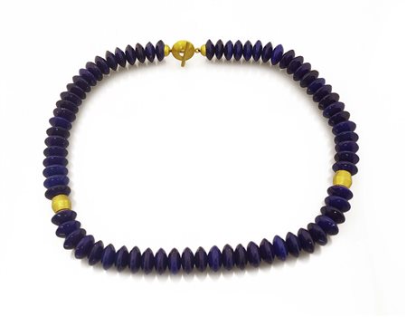 COLLANA COLLANA. Ad un filo di inserti discoidali in lapislazzuli con...
