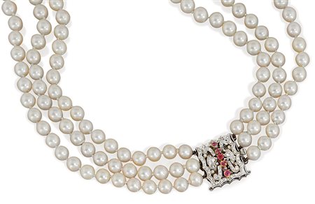 COLLANA COLLANA. A tre fili di perle coltivate Giappone di mm 8 ca. con...