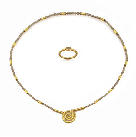 COLLANA DEMI PARURE. In oro giallo 22 kt composta da anello con diamante...
