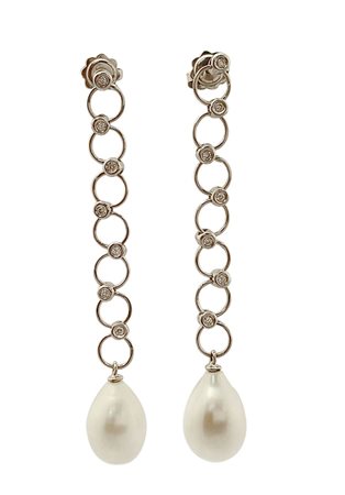 ORECCHINI COPPIA DI ORECCHINI PENDENTI. In oro bianco 18 kt perno e farfalla,...