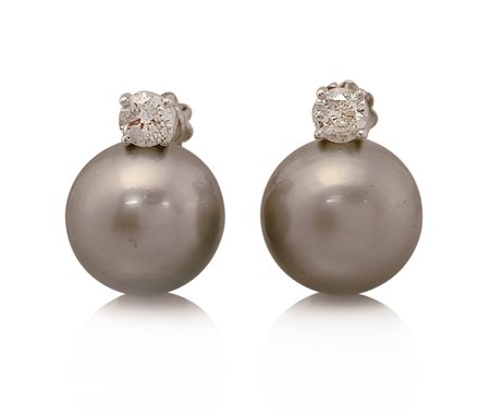 ORECCHINI COPPIA DI ORECCHINI. In oro bianco 18 kt, perno e farfalla, con...