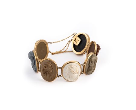 Bracciale in oro e cammei in pietra lavica