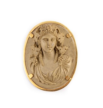 Spilla in oro e cammeo in pietra lavica