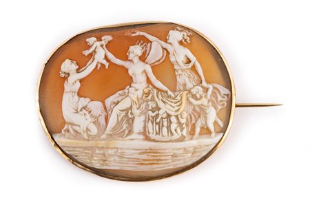 Spilla in oro e cammeo in conchiglia