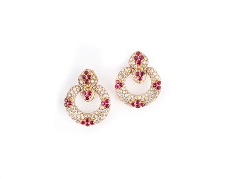 Bulgari, orecchini pendenti in oro, diamanti e rubini, 1980 ca