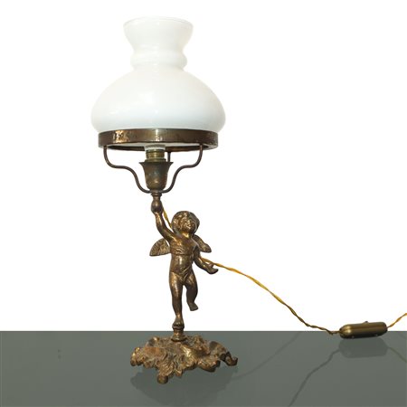 Lampada da tavolo elettrificata con putto e diffusore in vetro bianco