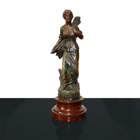 ''Bucheronne" (taglialegna), statua in metallo patinato bruno 