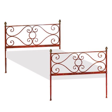 Letto a una piazza in ferro codato laccato con pigne in ottone all'estremità della testiera e pediera , fine 19° secolo