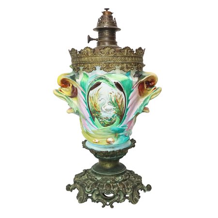 Lume a petrolio con con medaglioni con decori e prese laterali a bocche di pesce, France 19° secolo