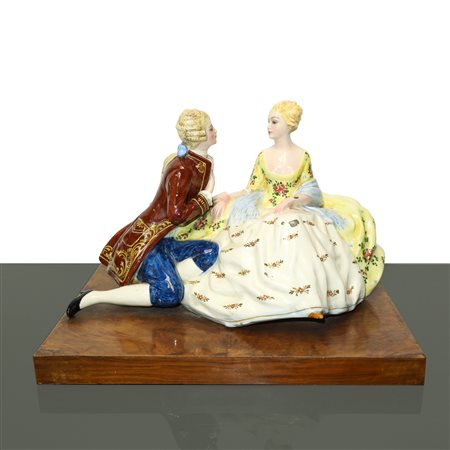 Coppia di giovani, scultura in porcellana dipinta policroma