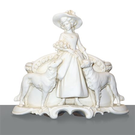 Dama con levrieri, scultura in porcellana bianca