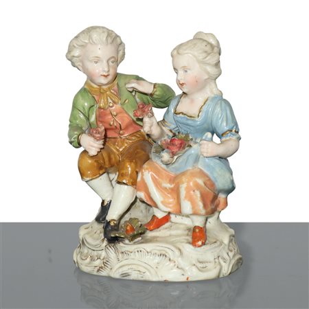 Coppia di giovani con fiori, scultura in porcellana policroma
