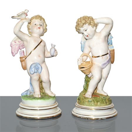 Coppia di putti, sculture in porcellana policroma
