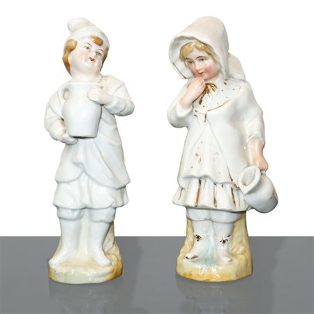 Coppia di sculture in porcellana bianca con dettagli policromi