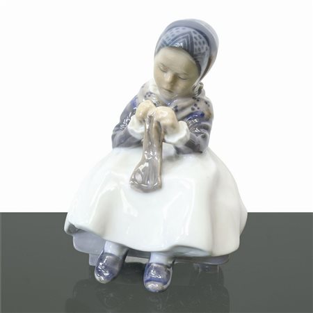 Royal Copenhagen Denmark - Ragazza di Amager che fa la maglia