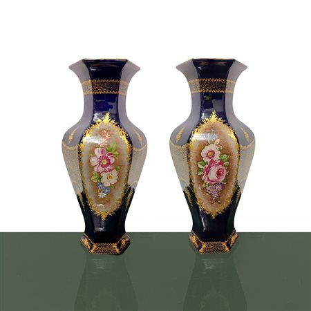 Coppia di vasi esagonali blu Sevres con decorazioni floreali dipinti a mano, France 20° secolo
