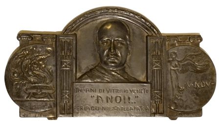  
Placca commemorativa con effigie di Benito Mussolini Prima metà XX sec.
fusione in antimonio 23,5x12 cm
