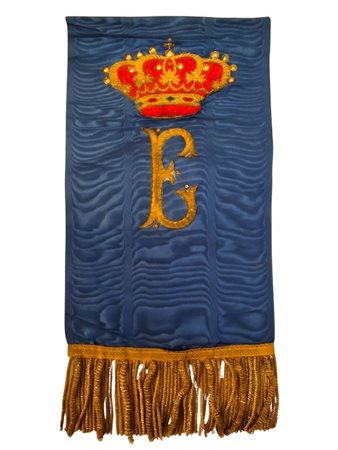  
Fascia di seta azzurra con monogramma Regina Elena prima metà XX sec.
 