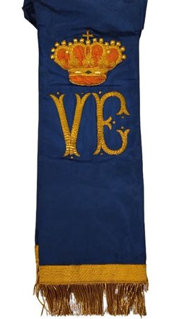 
Fascia azzurra con il monogramma di Re Vittorio Emanuele III 
 