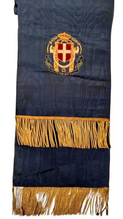  
Fascia di seta azzurra con stemma di Stato prima metà XX sec.
 25 larghezza