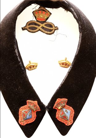  
Casa del Duca di Aosta, collo di mantella corone metalliche e fregio 
 