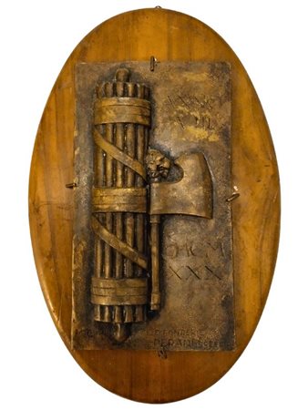  
Placca in bronzo con Fascio Littorio prima metà XX sec.
fusione di bronzo 13x21 cm