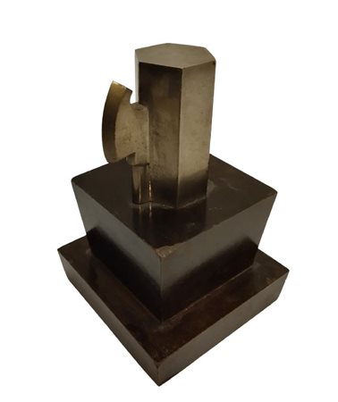  
Fascio metallico sfaccettato su base lignea prima metà XX sec.
fusione in metallo bianco su base lignea cm 10x10x15