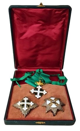  
Astuccio contenente le insegne di Grand'Ufficiale degli Ordini dei SS Maurizio e Lazzaro e della Corona d'Italia primo quarto XX 
 