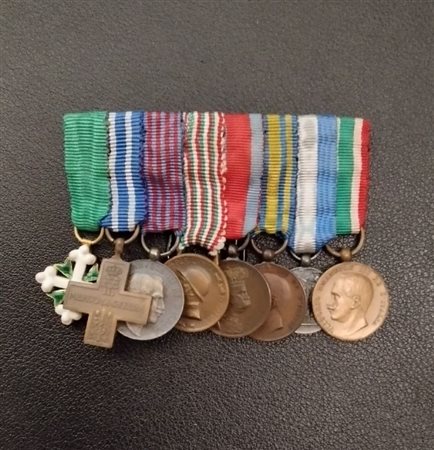  
Bel medagliere in miniatura per un ufficiale della Regia Marina primo quarto XX sec.
 