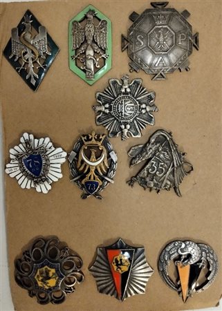  
Polonia, lotto di dieci distintivi reggimentali metà XX sec.
 