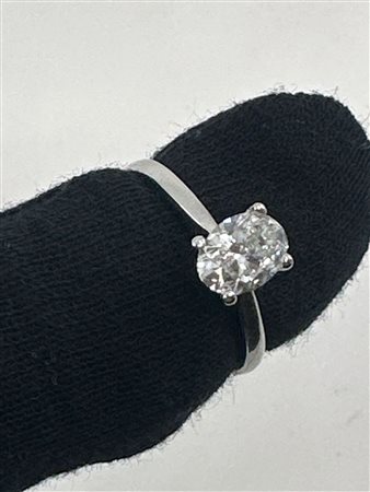 Anello solitario da fidanzamento con diamante labgrwon ovale in oro bianco