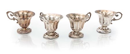 Quattro coppe in miniatura in argento con manico cm 4x5,5x4,3 - peso...