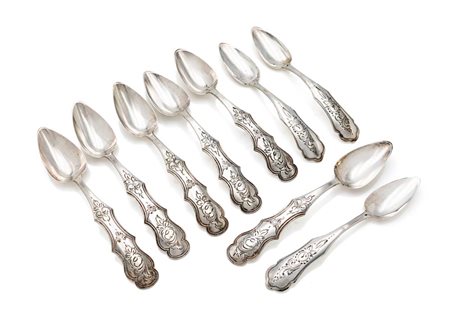 Sei cucchiaini da tè e tre dalle analoghe caratteristiche in argento inciso...