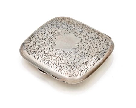 Portasigarette in argento, Chester 1911 cm 9x8x0,7 - gr. 80 con decorazione...
