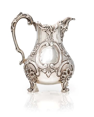 Brocchetta in argento, Londra, 1862 altezza cm 15,5 - gr. 350 sorretta da...