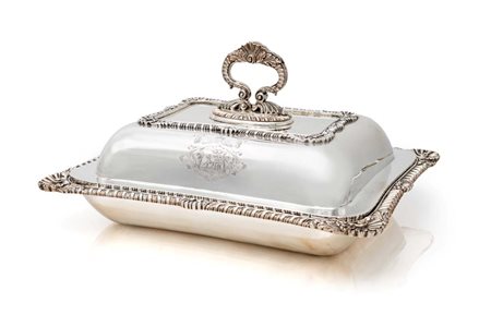 Legumiera con coperchio, Londra 1811 , argentiere Paul Storr cm 17x29x23,5 -...