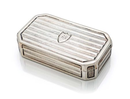 Antica tabacchiera in argento cm 1,2x7x4 - gr. 74 caratterizzata da angoli...