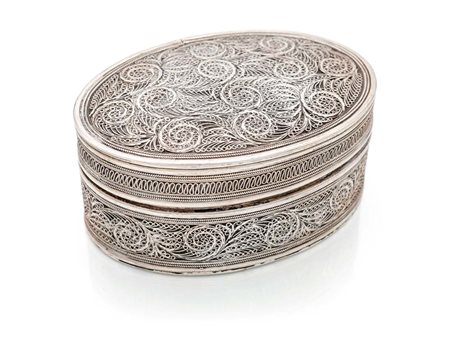 Scatola ovale in argento cm 4x9x6 - gr. 162 decorata da composizioni eseguite...